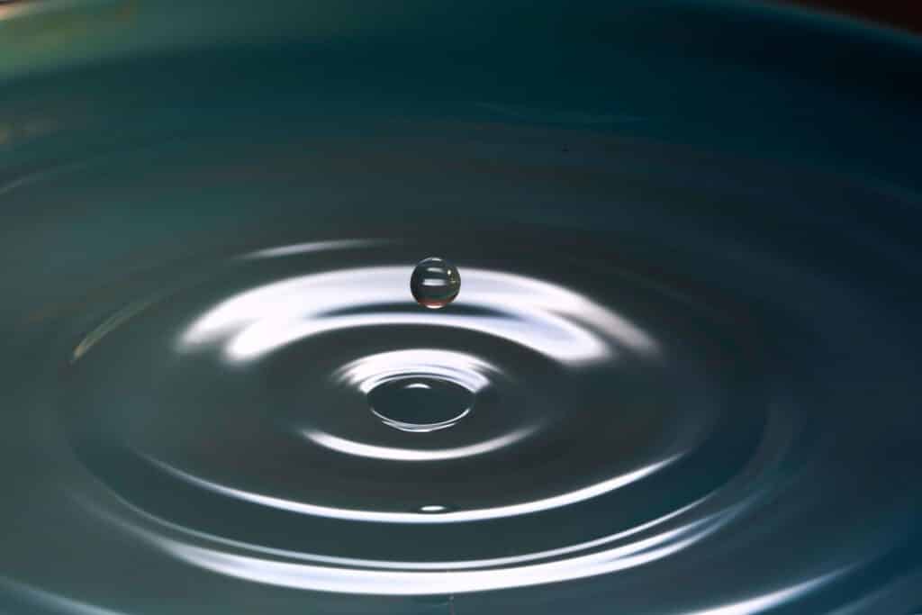 single-water-droplet-with-water-reflection